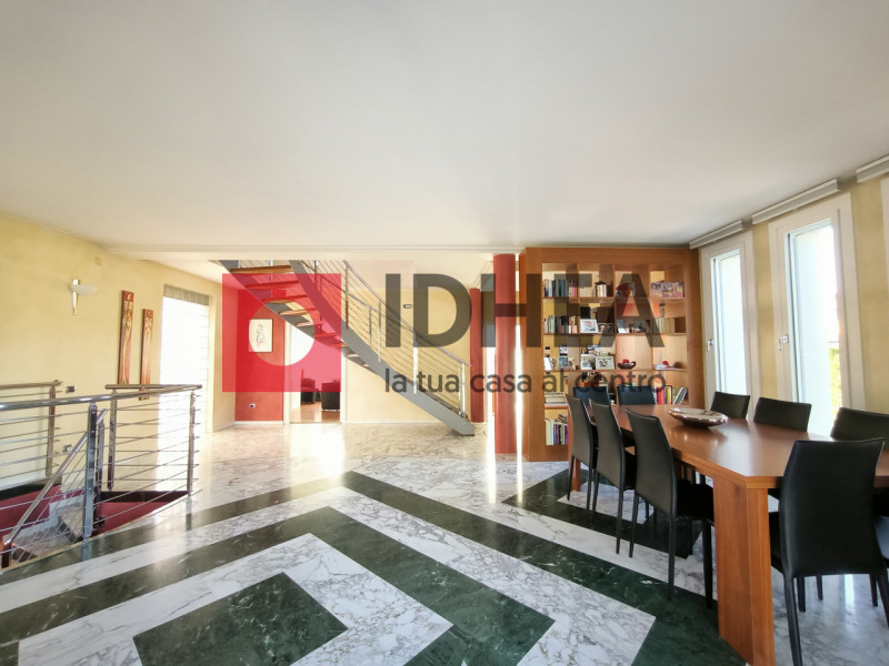 L'Agenzia immobiliare Idhea ha il piacere di proporvi questa splendida villa singola sita nel cuo...