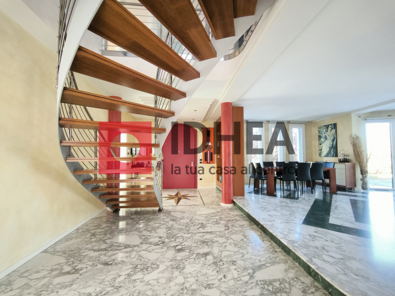 L'Agenzia immobiliare Idhea ha il piacere di proporvi questa splendida villa singola sita nel cuo...