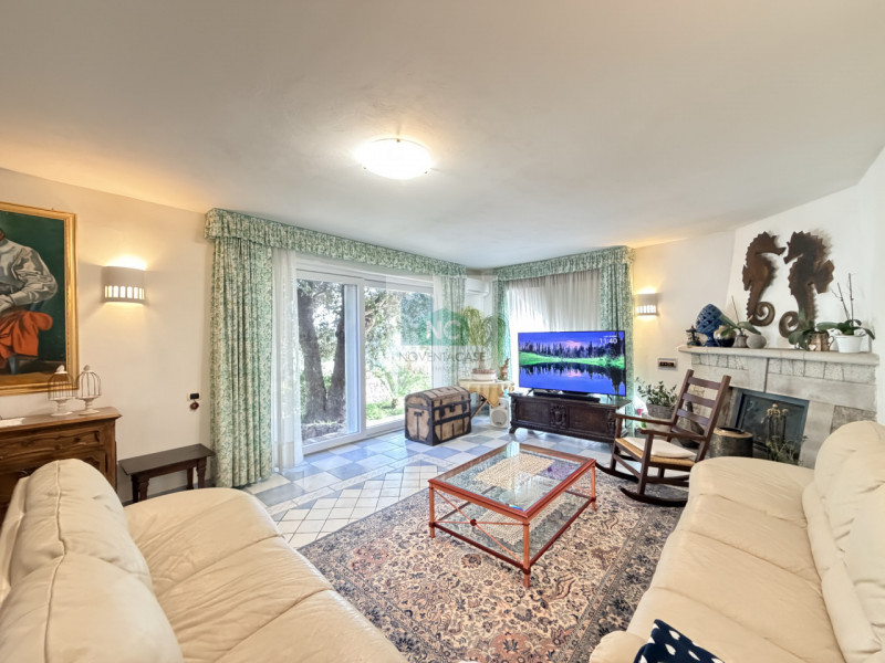 Scopri questa straordinaria villa moderna situata nella rinomata zona Zaro di Forio, sull'isola d...