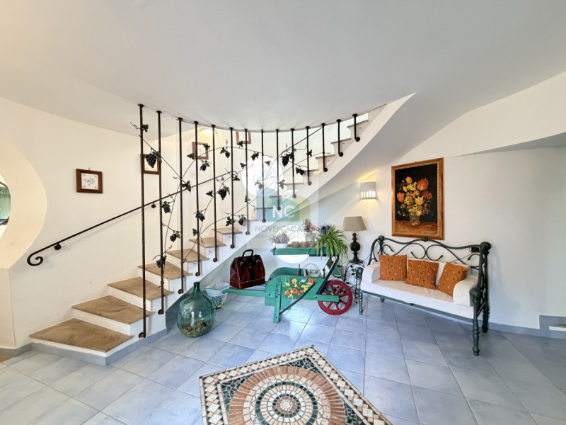 Scopri questa straordinaria villa moderna situata nella rinomata zona Zaro di Forio, sull'isola d...