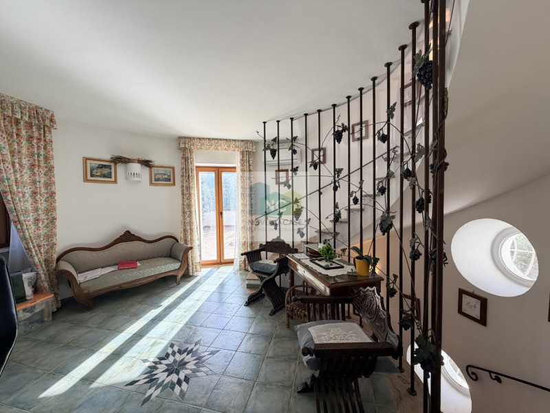 Scopri questa straordinaria villa moderna situata nella rinomata zona Zaro di Forio, sull'isola d...