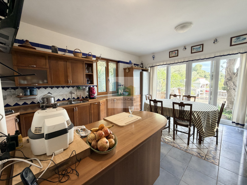 Scopri questa straordinaria villa moderna situata nella rinomata zona Zaro di Forio, sull'isola d...