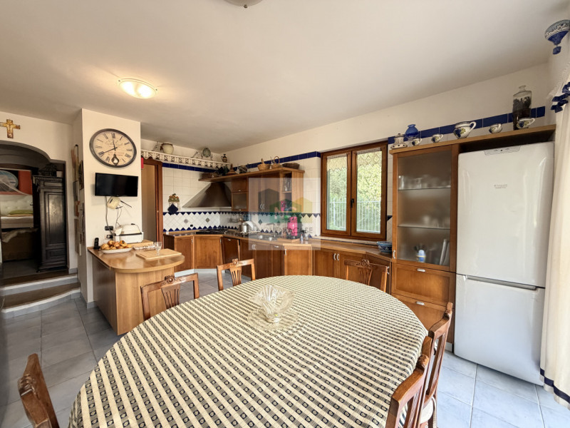 Scopri questa straordinaria villa moderna situata nella rinomata zona Zaro di Forio, sull'isola d...