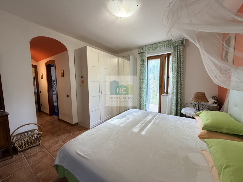 Scopri questa straordinaria villa moderna situata nella rinomata zona Zaro di Forio, sull'isola d...