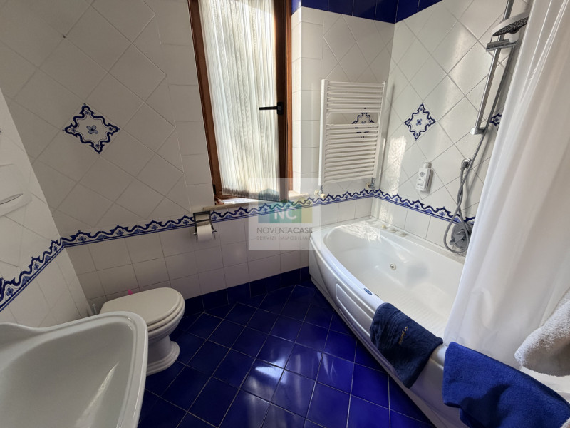 Scopri questa straordinaria villa moderna situata nella rinomata zona Zaro di Forio, sull'isola d...