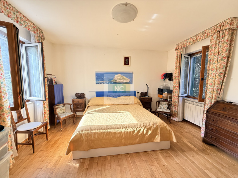 Scopri questa straordinaria villa moderna situata nella rinomata zona Zaro di Forio, sull'isola d...