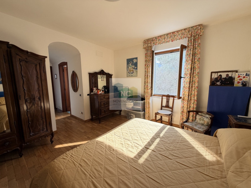 Scopri questa straordinaria villa moderna situata nella rinomata zona Zaro di Forio, sull'isola d...