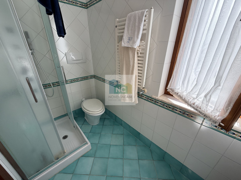 Scopri questa straordinaria villa moderna situata nella rinomata zona Zaro di Forio, sull'isola d...