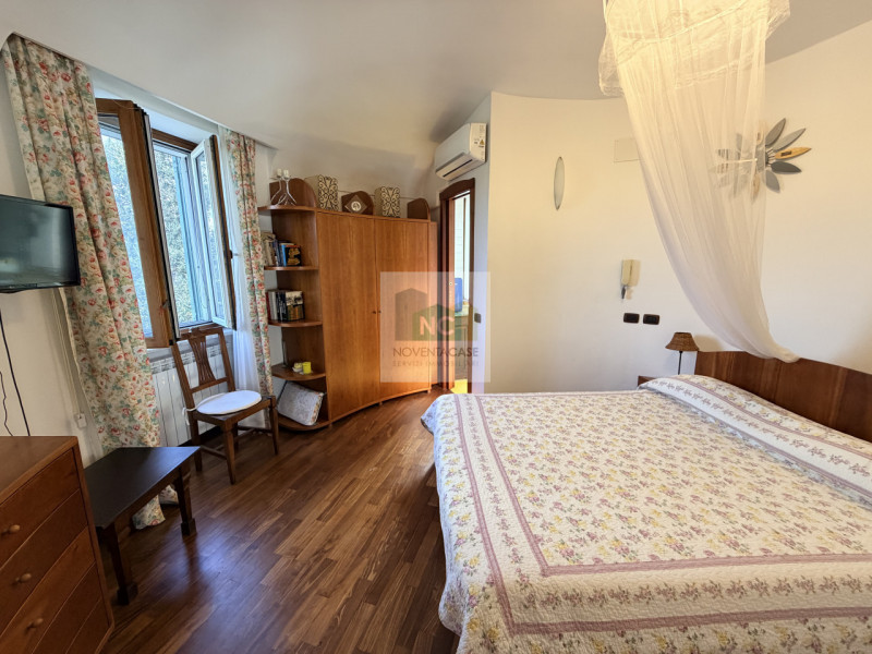 Scopri questa straordinaria villa moderna situata nella rinomata zona Zaro di Forio, sull'isola d...