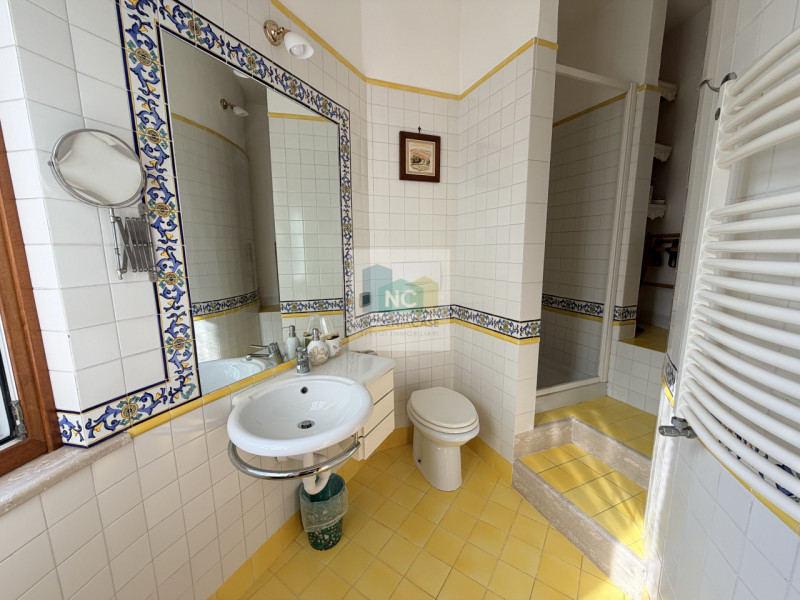 Scopri questa straordinaria villa moderna situata nella rinomata zona Zaro di Forio, sull'isola d...