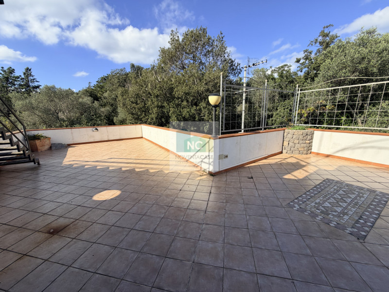 Scopri questa straordinaria villa moderna situata nella rinomata zona Zaro di Forio, sull'isola d...