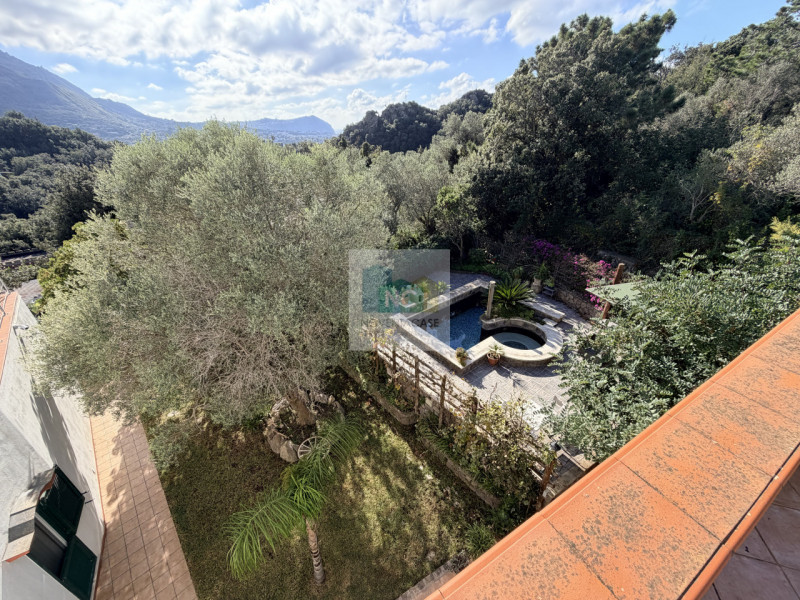 Scopri questa straordinaria villa moderna situata nella rinomata zona Zaro di Forio, sull'isola d...