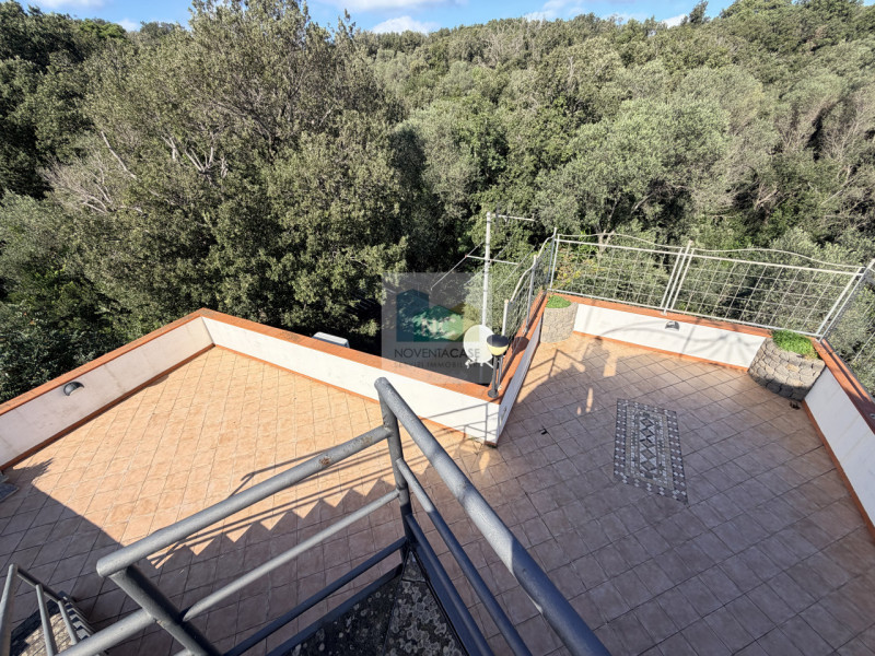 Scopri questa straordinaria villa moderna situata nella rinomata zona Zaro di Forio, sull'isola d...