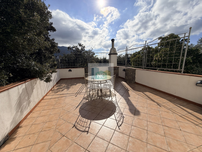 Scopri questa straordinaria villa moderna situata nella rinomata zona Zaro di Forio, sull'isola d...