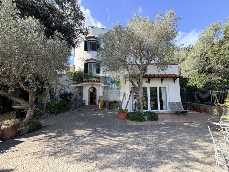 Scopri questa straordinaria villa moderna situata nella rinomata zona Zaro di Forio, sull'isola d...