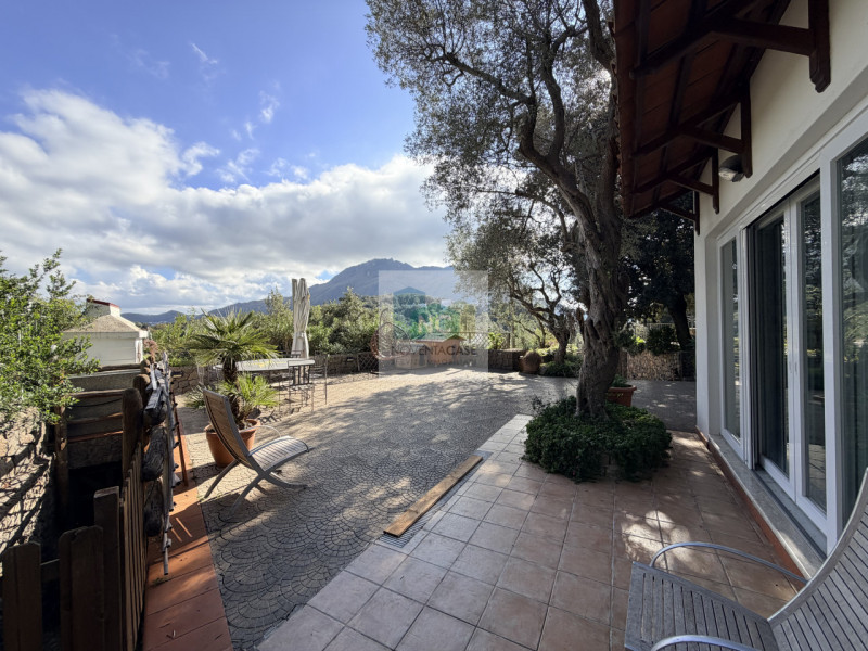 Scopri questa straordinaria villa moderna situata nella rinomata zona Zaro di Forio, sull'isola d...