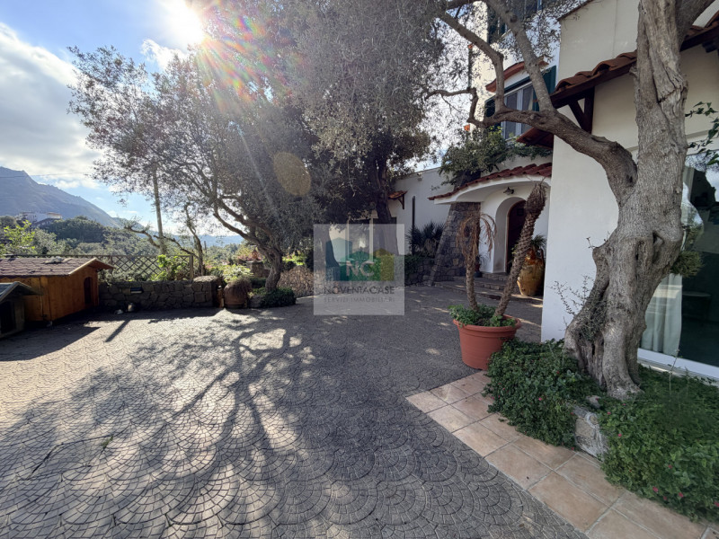 Scopri questa straordinaria villa moderna situata nella rinomata zona Zaro di Forio, sull'isola d...