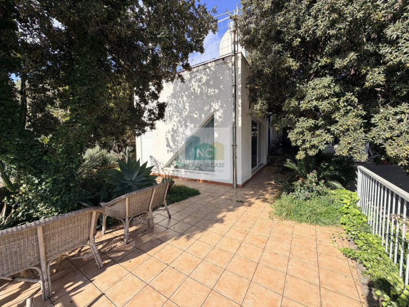 Scopri questa straordinaria villa moderna situata nella rinomata zona Zaro di Forio, sull'isola d...