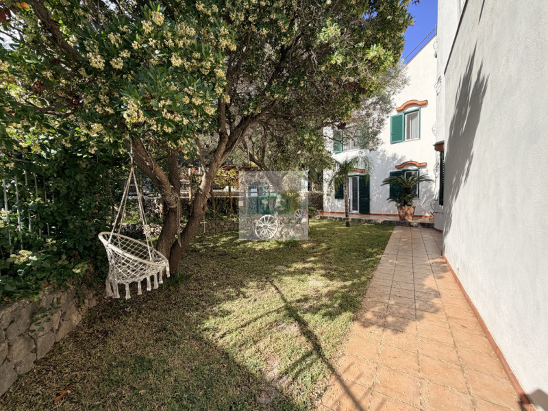 Scopri questa straordinaria villa moderna situata nella rinomata zona Zaro di Forio, sull'isola d...