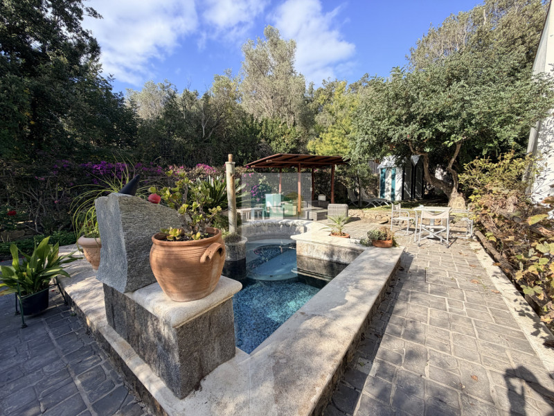 Scopri questa straordinaria villa moderna situata nella rinomata zona Zaro di Forio, sull'isola d...