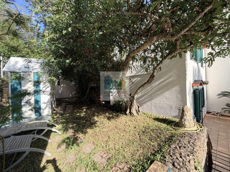 Scopri questa straordinaria villa moderna situata nella rinomata zona Zaro di Forio, sull'isola d...