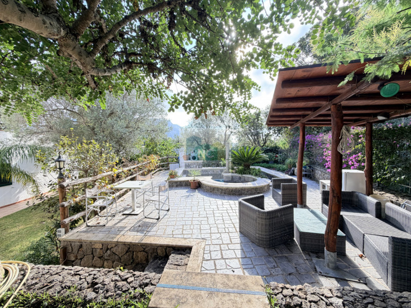 Scopri questa straordinaria villa moderna situata nella rinomata zona Zaro di Forio, sull'isola d...