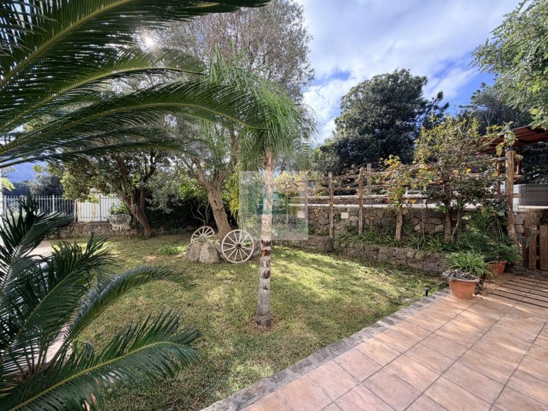 Scopri questa straordinaria villa moderna situata nella rinomata zona Zaro di Forio, sull'isola d...