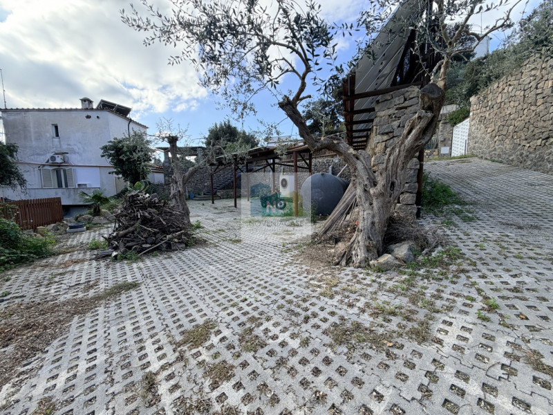 Scopri questa straordinaria villa moderna situata nella rinomata zona Zaro di Forio, sull'isola d...