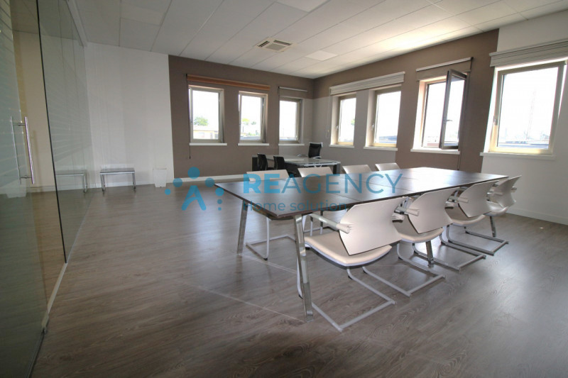 Sei alla ricerca di un ufficio che offra alta visibilità e comodità? Non perdere l'occasione di s...