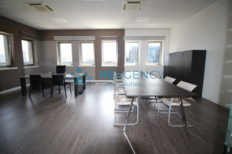 Sei alla ricerca di un ufficio che offra alta visibilità e comodità? Non perdere l'occasione di s...