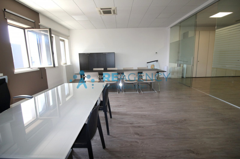 Sei alla ricerca di un ufficio che offra alta visibilità e comodità? Non perdere l'occasione di s...