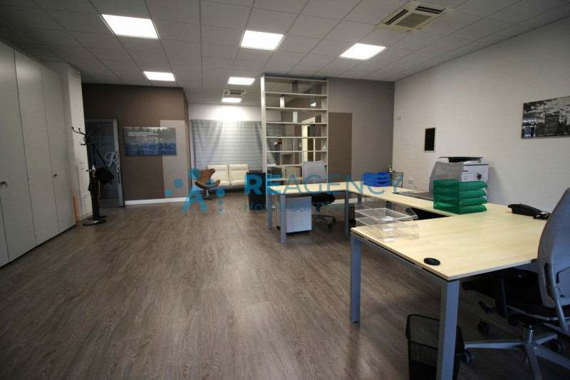 Sei alla ricerca di un ufficio che offra alta visibilità e comodità? Non perdere l'occasione di s...