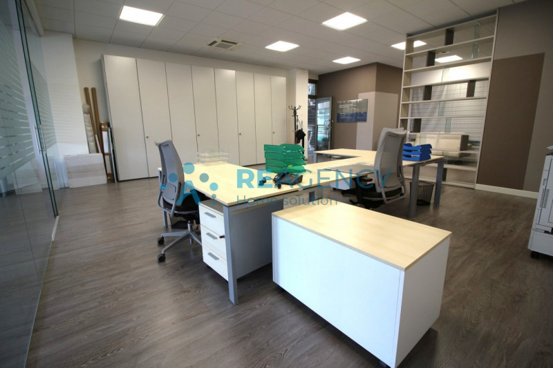 Sei alla ricerca di un ufficio che offra alta visibilità e comodità? Non perdere l'occasione di s...