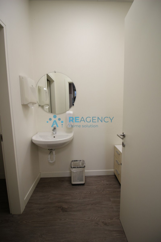 Sei alla ricerca di un ufficio che offra alta visibilità e comodità? Non perdere l'occasione di s...