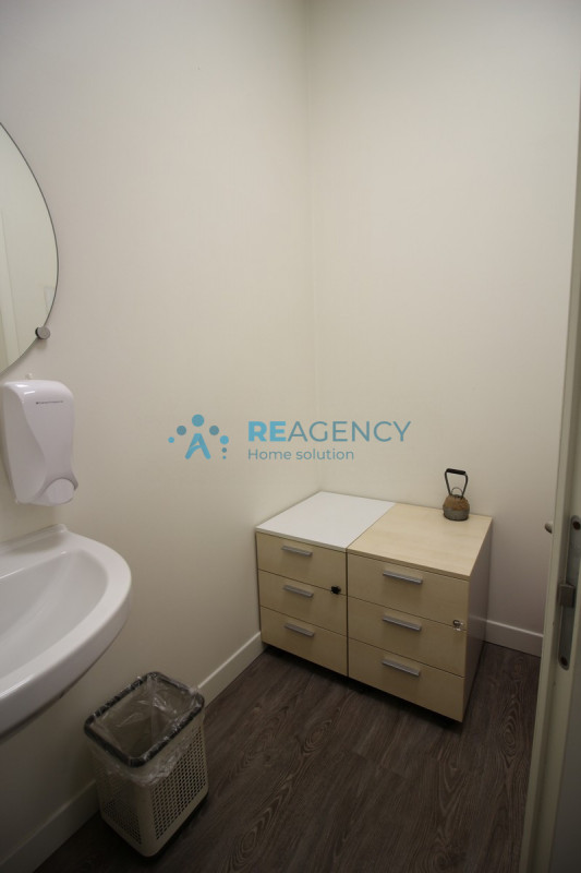 Sei alla ricerca di un ufficio che offra alta visibilità e comodità? Non perdere l'occasione di s...