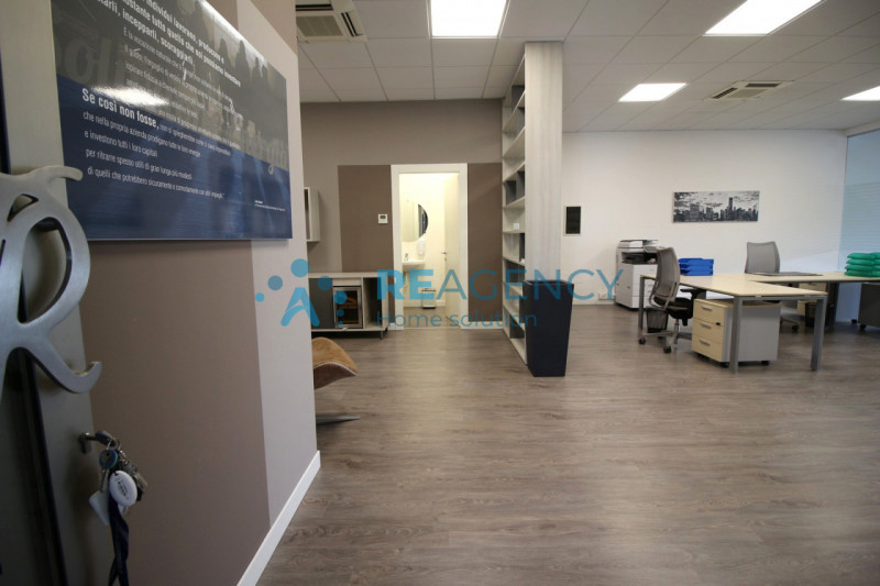 Sei alla ricerca di un ufficio che offra alta visibilità e comodità? Non perdere l'occasione di s...