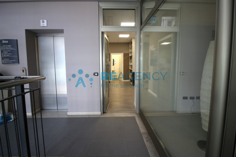 Sei alla ricerca di un ufficio che offra alta visibilità e comodità? Non perdere l'occasione di s...