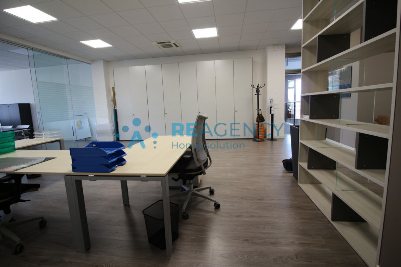 Sei alla ricerca di un ufficio che offra alta visibilità e comodità? Non perdere l'occasione di s...