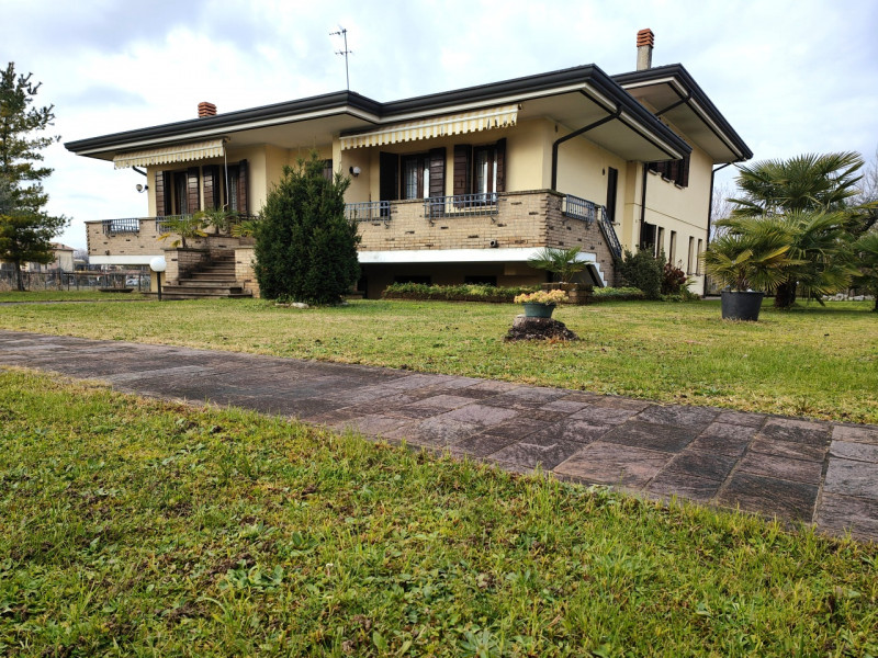 A pochi passi dal centro storico di Padova, presentiamo in vendita una villa singola di circa 450...