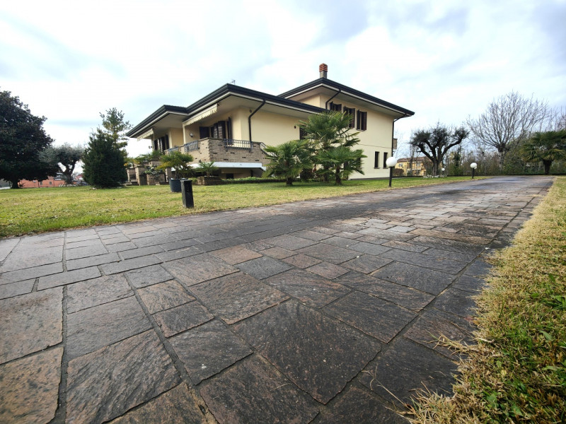 A pochi passi dal centro storico di Padova, presentiamo in vendita una villa singola di circa 450...