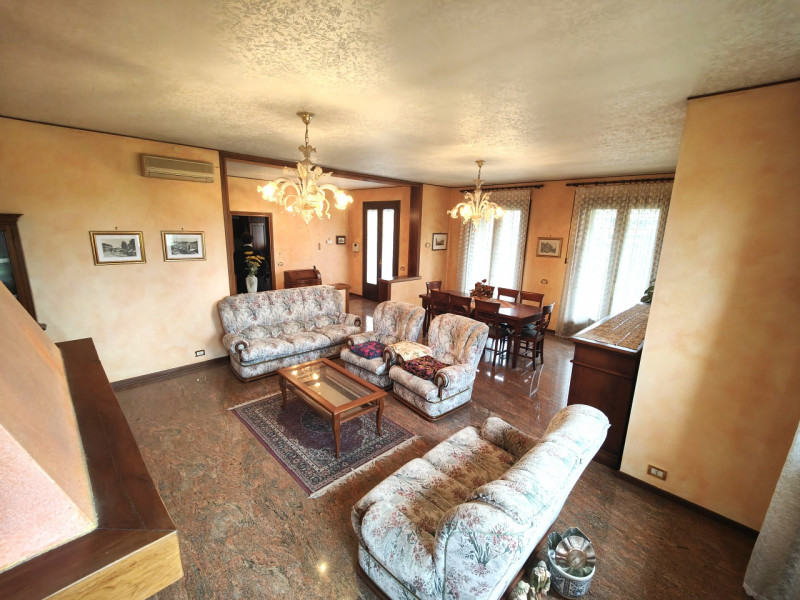 A pochi passi dal centro storico di Padova, presentiamo in vendita una villa singola di circa 450...