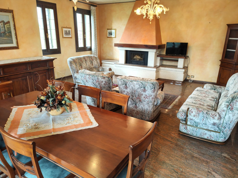 A pochi passi dal centro storico di Padova, presentiamo in vendita una villa singola di circa 450...