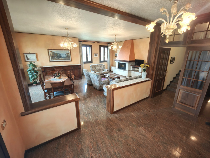 A pochi passi dal centro storico di Padova, presentiamo in vendita una villa singola di circa 450...