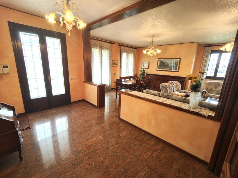 A pochi passi dal centro storico di Padova, presentiamo in vendita una villa singola di circa 450...