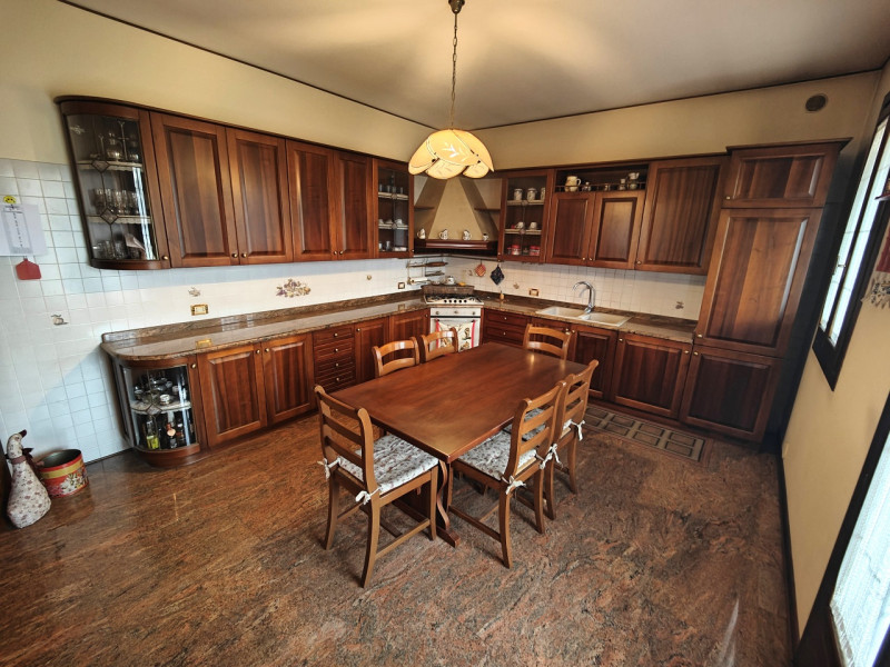 A pochi passi dal centro storico di Padova, presentiamo in vendita una villa singola di circa 450...