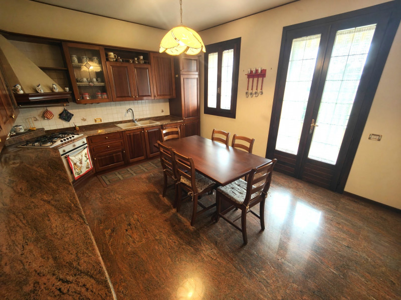 A pochi passi dal centro storico di Padova, presentiamo in vendita una villa singola di circa 450...