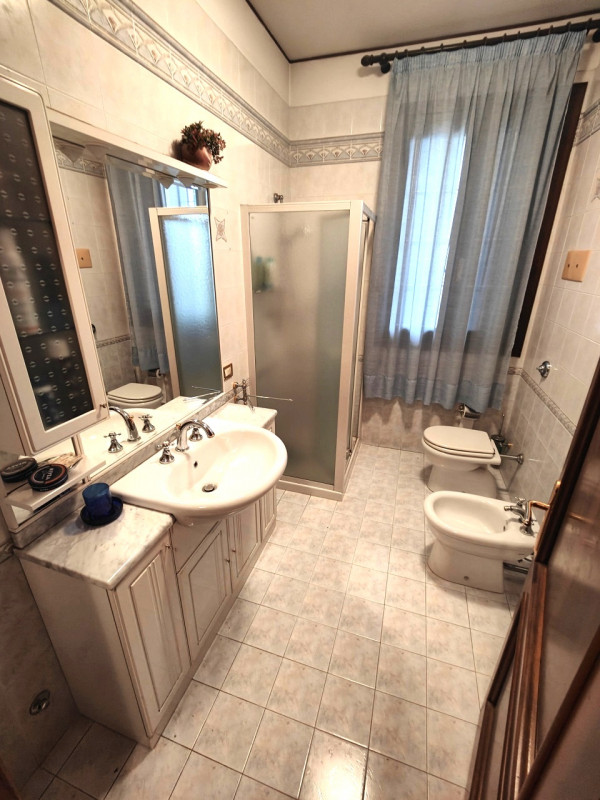 A pochi passi dal centro storico di Padova, presentiamo in vendita una villa singola di circa 450...