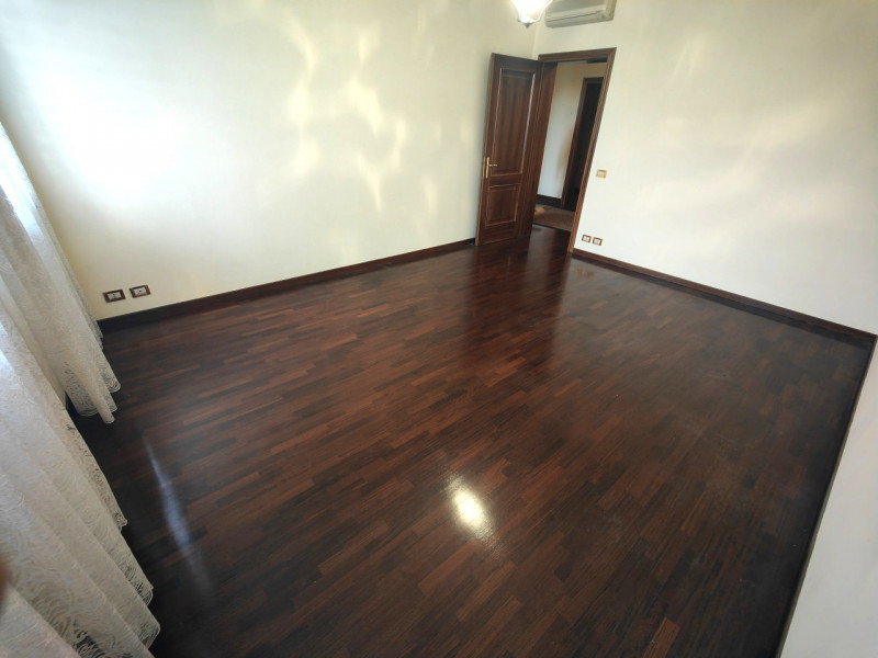 A pochi passi dal centro storico di Padova, presentiamo in vendita una villa singola di circa 450...