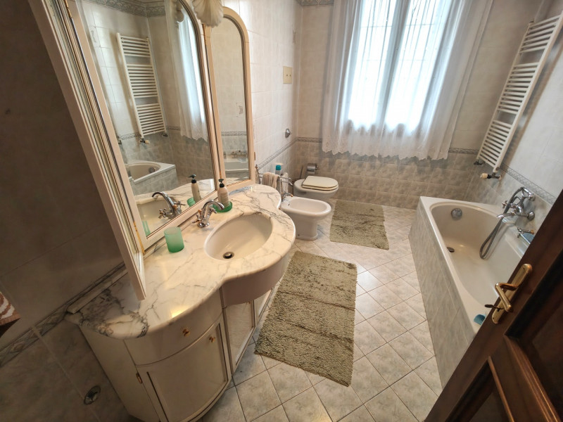 A pochi passi dal centro storico di Padova, presentiamo in vendita una villa singola di circa 450...