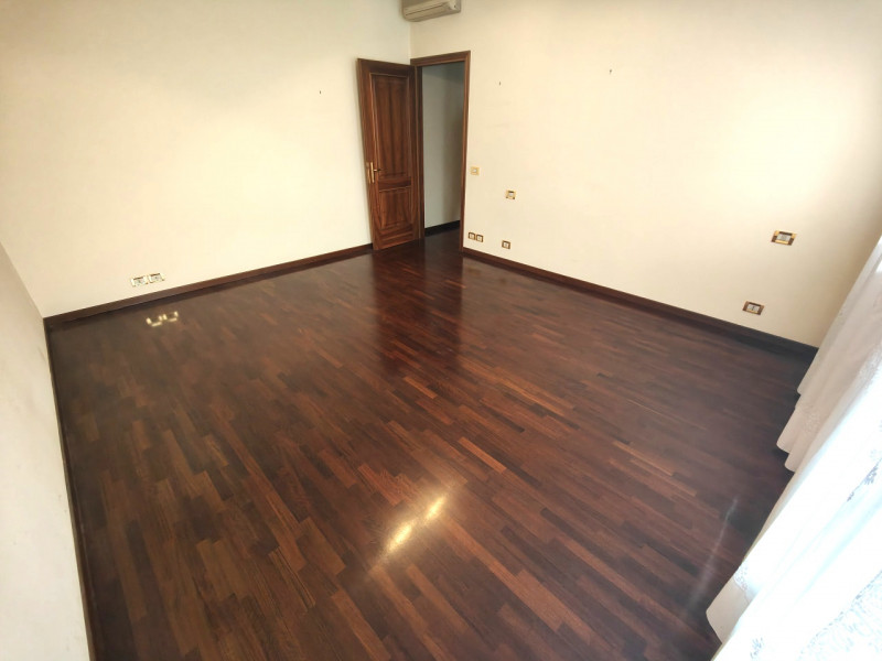 A pochi passi dal centro storico di Padova, presentiamo in vendita una villa singola di circa 450...